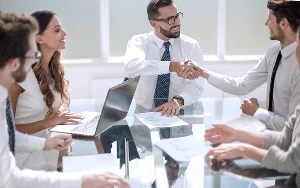 Zakelijke partners gesproken over de voorwaarden van het contract op een werkvergadering — Stockfoto
