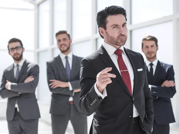 Seriöser Geschäftsmann steht im Büro — Stockfoto