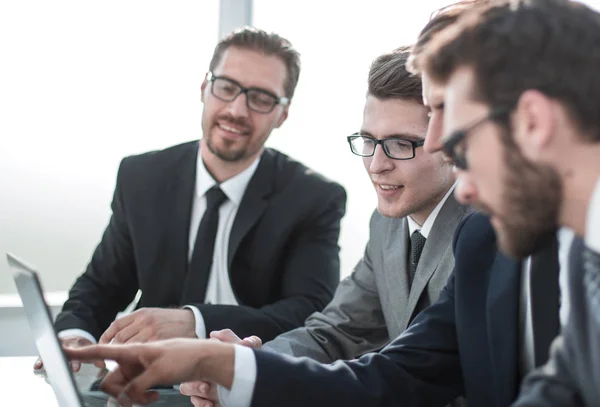 Team di lavoro che discute nuove opportunità — Foto Stock