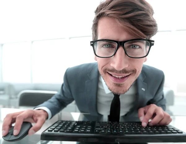 Verrückt aussehender Mann tippt auf der Tastatur — Stockfoto