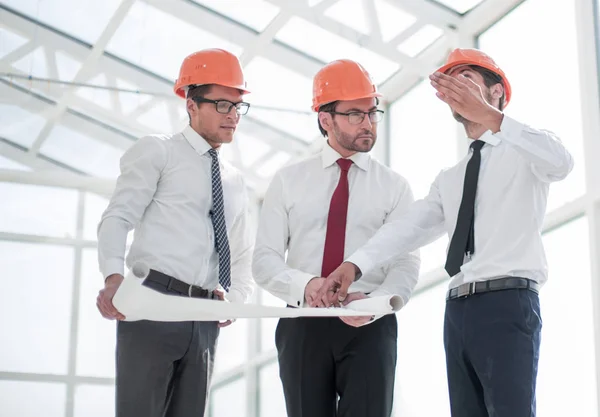 Engineers and architects discussing the layout of the new building — Stock Photo, Image