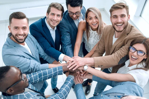 Aus nächster Nähe. Junges Business-Team faltete die Hände zusammen — Stockfoto