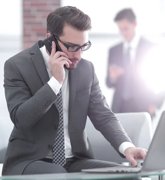 Retrato del hombre de negocios hablando por teléfono móvil en la oficina —  Fotos de Stock