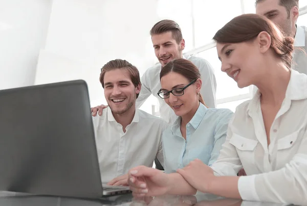 Equipo de negocios mira la pantalla del ordenador portátil — Foto de Stock