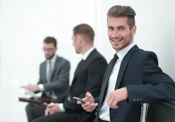 Joven empresario sentado en la recepción de la oficina — Foto de Stock