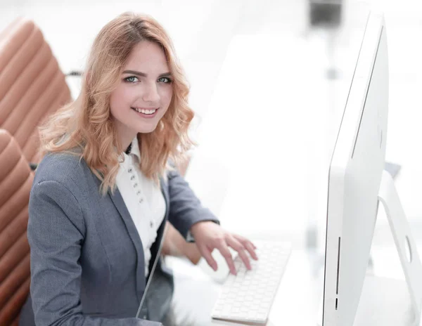 Close-up. zakenvrouw zitten achter een bureau — Stockfoto