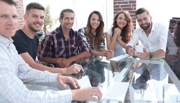 Fiatal üzleti csapat ül íróasztal — Stock Fotó