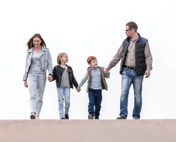 Gelukkig familie wandelen, elkaars handen vasthouden. — Stockfoto