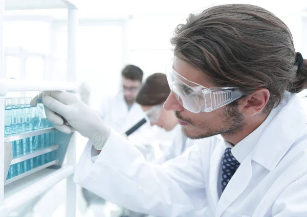 Primer plano de un científico varón feliz con gafas de seguridad — Foto de Stock