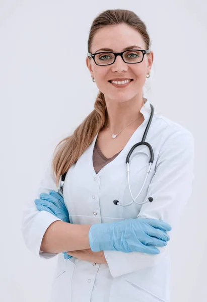 Retrato de médico fêmea sorridente em fundo claro — Fotografia de Stock