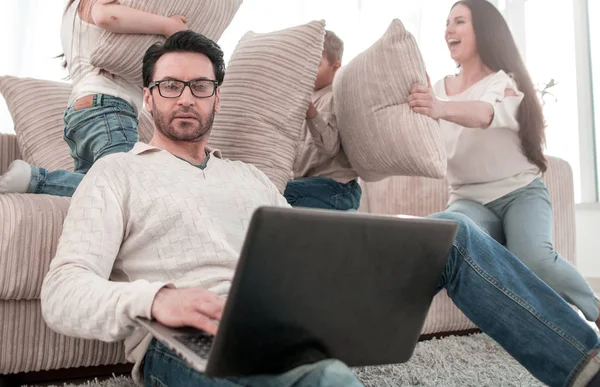 Sluit succesvolle man up.a werken op een laptop in zijn huis — Stockfoto