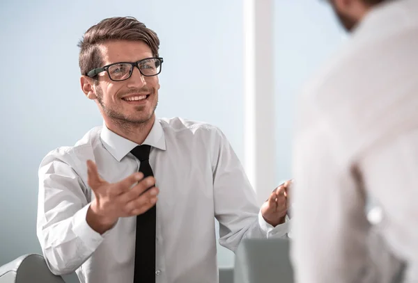 Hombre de negocios feliz discutiendo con colega nuevo plan de negocios . —  Fotos de Stock