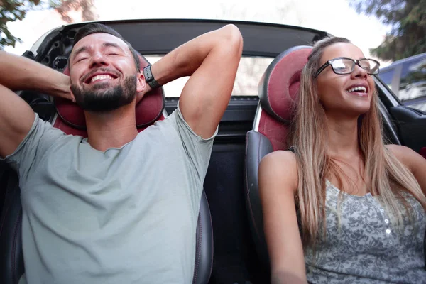 Close up.young casal desfrutando de uma viagem no carro — Fotografia de Stock