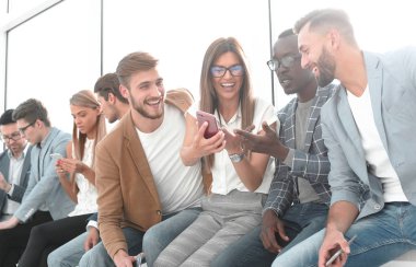 bir grup genç insan yeni bilgi tartışıyor