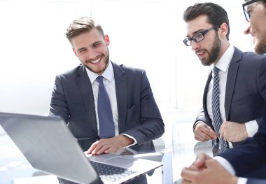 Yeni bilgi tartışırken çalışanlar