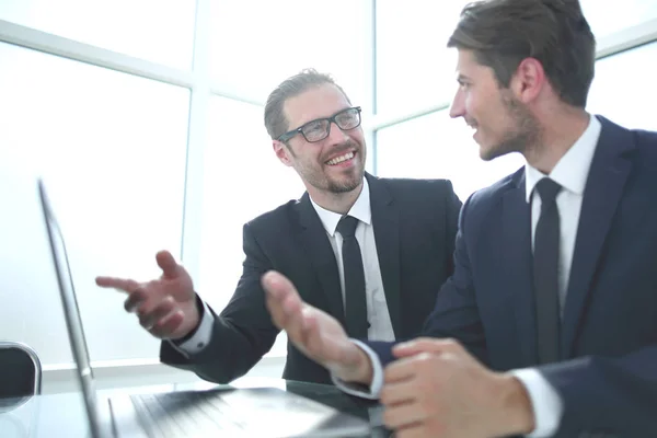 Socios de negocios sentados en el escritorio . — Foto de Stock