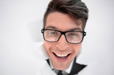 genç işadamı ile bir beyaz kağıt duvar breaking