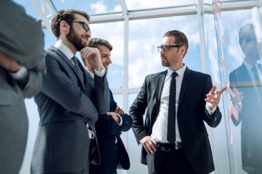 Yeni iş stratejisi meslektaşlarına açıklayan işadamı