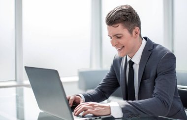 dizüstü bilgisayar ekranına bakarak up.businessman kapatın