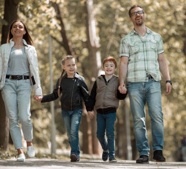 ebeveynlerin çocukları ile şehir Park yolu üzerinde