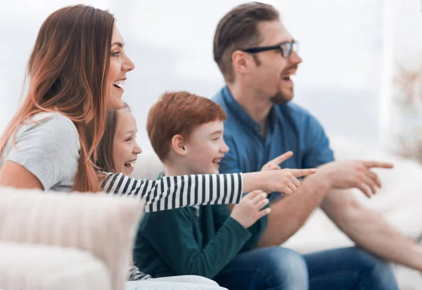 Fecha. a família assiste seu programa favorito na TV — Fotografia de Stock