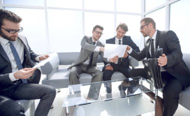 Grup iş insan tartışmak yeni sözleşmenin koşulları