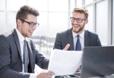 İş ortakları iş belgesini tartışıyor.