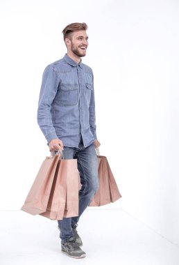 Alışveriş torbaları ile yakışıklı bir adamın resmi