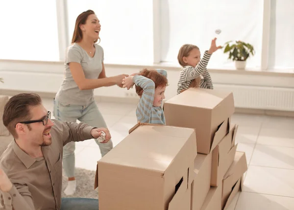 Jovem família está se divertindo em um novo apartamento — Fotografia de Stock