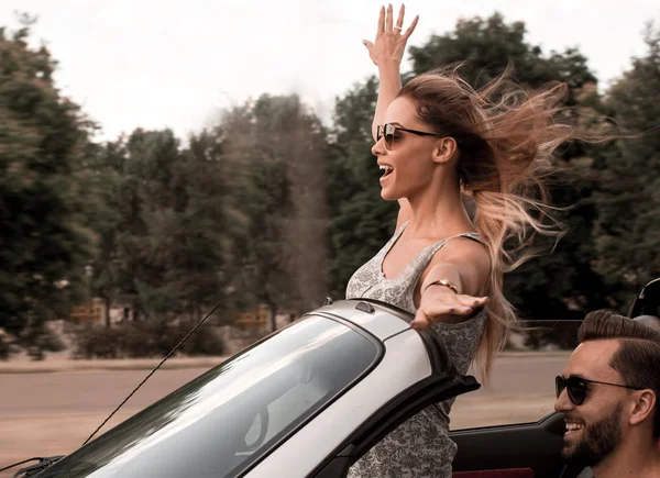 Feliz joven mujer disfrutando de un paseo en un coche descapotable — Foto de Stock