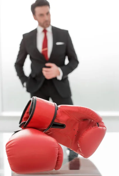 Rękawice bokserskie na pulpicie businessmans — Zdjęcie stockowe