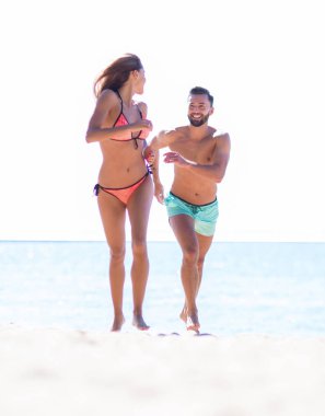 Eğleniyor çift throughsand plajda çalışan.