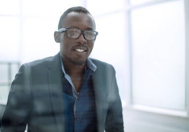 Başarılı iş adamı ofis penceresinden bakar.