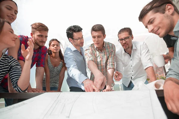 Creatieve business team bespreken schetsen voor een nieuw project. — Stockfoto