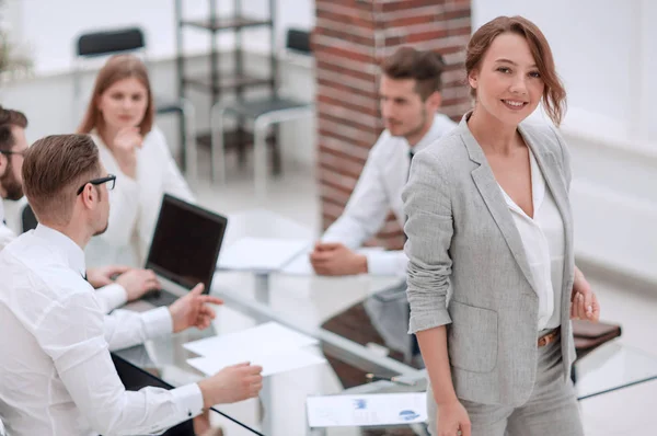 Joven mujer de negocios de pie en el cargo. — Foto de Stock