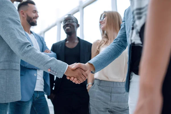 Team di uomini d'affari sorridenti che lavorano in ufficio — Foto Stock