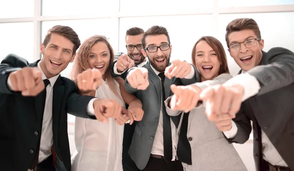 Närbild. framgångsrik verksamhet team pekar på dig. — Stockfoto