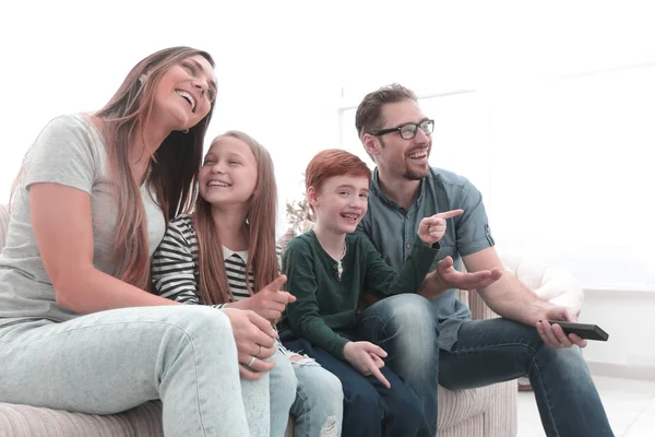 Família feliz assistindo seu programa de TV favorito . — Fotografia de Stock