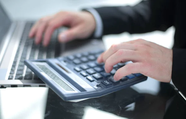 Close-up de uma mão de empresários usando a calculadora — Fotografia de Stock