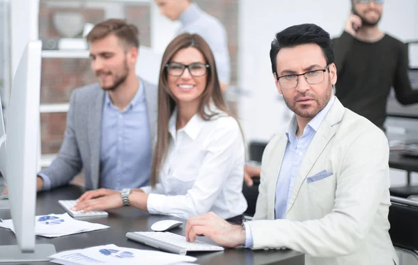 Gruppo di uomini d'affari sul posto di lavoro in ufficio — Foto Stock