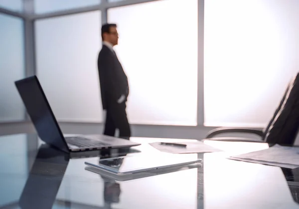 Geschäftsmann steht am Fenster in einem modernen Büro — Stockfoto