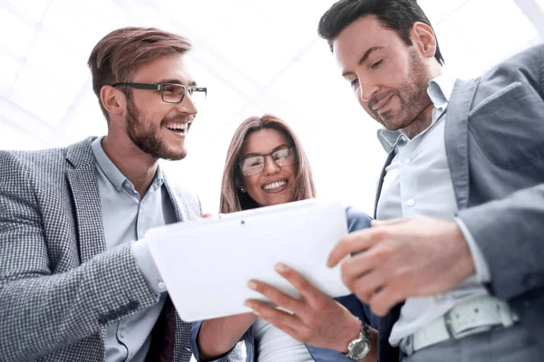 Close-up.lachende medewerkers kijken naar de digitale tablet — Stockfoto