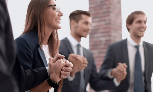 En grupp av affärsmän hålla händerna i en cirkel — Stockfoto