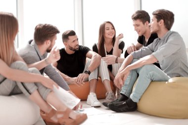 gençlerin grup iş planı tartışmaya girişimi