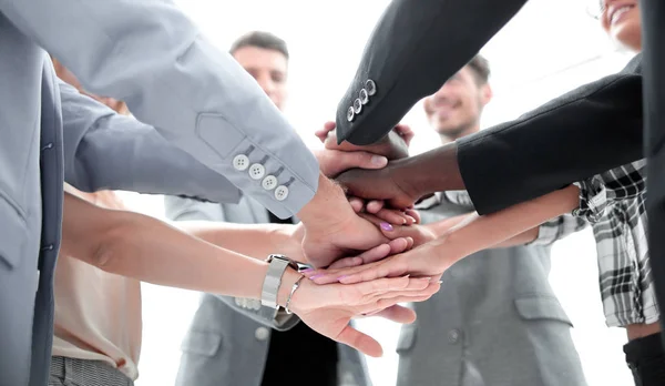 Podnikatelé spojují ruce v kruhu — Stock fotografie