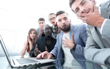 Grup birlikte modern ofiste çalışan çeşitli iş adamları