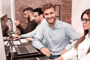 İşyerinde iş merkezinin gülümseyen çalışan