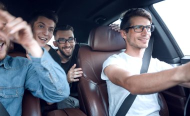 Kapat. Mutlu arkadaşlar arabada konuşuyor..