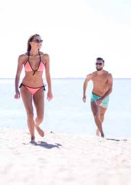 Mutlu aşıklar plajda çalışan görüntü.