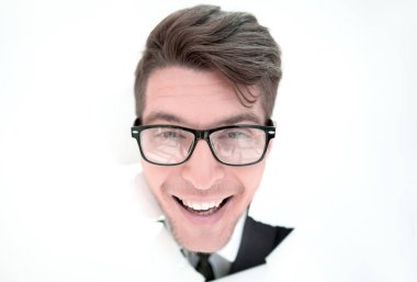 genç işadamı ile bir beyaz kağıt duvar breaking